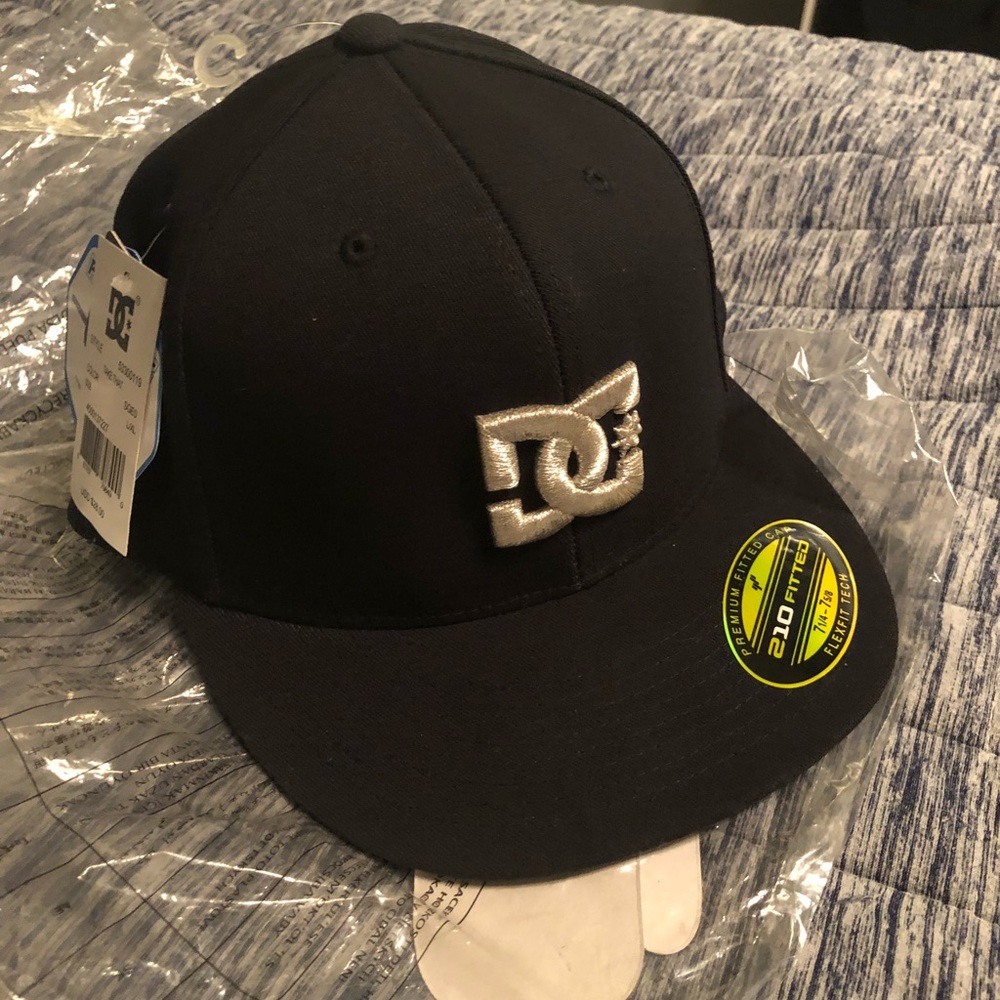 DC Hat 210 fitted 7 1/4- 7 5/8